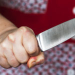 В Ярково женщина ударила ножом в живот навязчивого ухажера