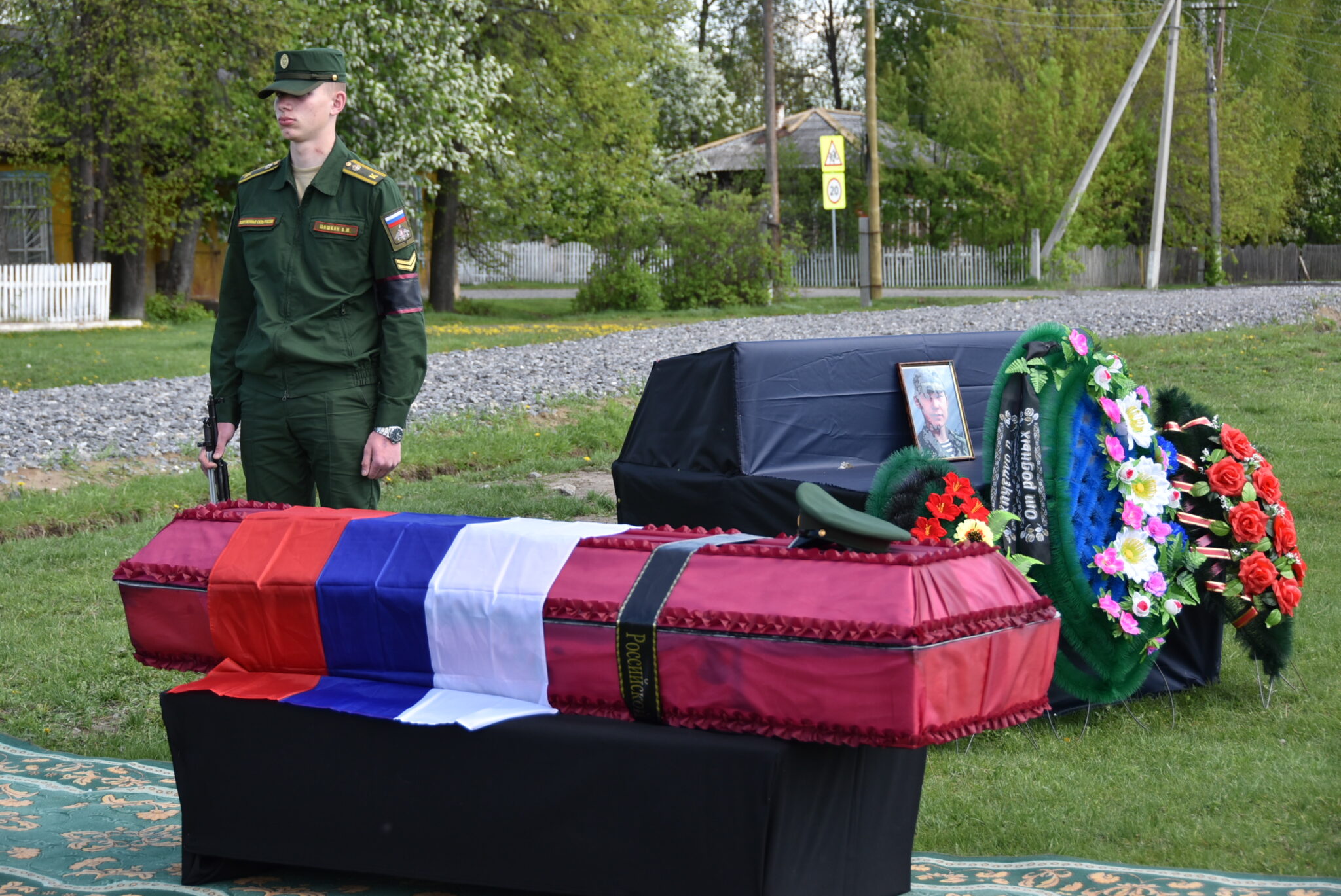 Если человек умер на сво. Похороны солдат погибших в Украине. Похороны военнослужащего. Могилы военнослужащих погибших.