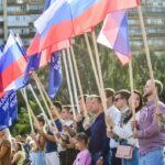 Тюменцы спели государственный гимн в честь Дня флага России